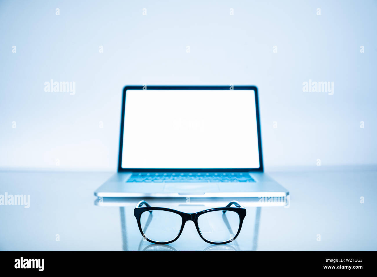 Computer Brillen vor einem Laptop, Nahaufnahme. Blaues Licht Blocker und Laptop in hellen Hintergrund, Auge Müdigkeit problem Konzept Stockfoto