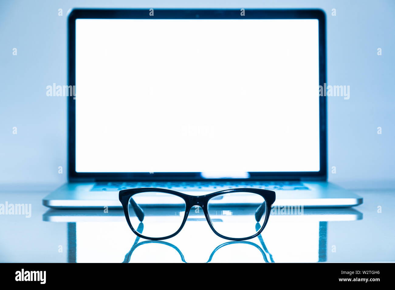 Computer Brillen vor einem Laptop, Nahaufnahme. Blaues Licht Blocker und Laptop in hellen Hintergrund, Auge Müdigkeit problem Konzept Stockfoto