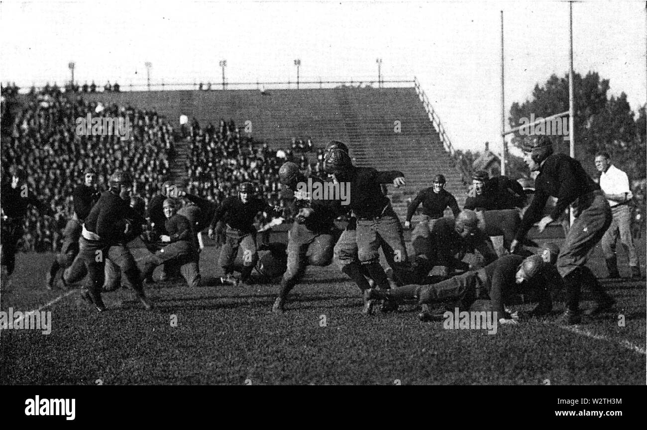Eddie Usher quer Ende für einen Touchdown gegen Tulane (1920) Stockfoto