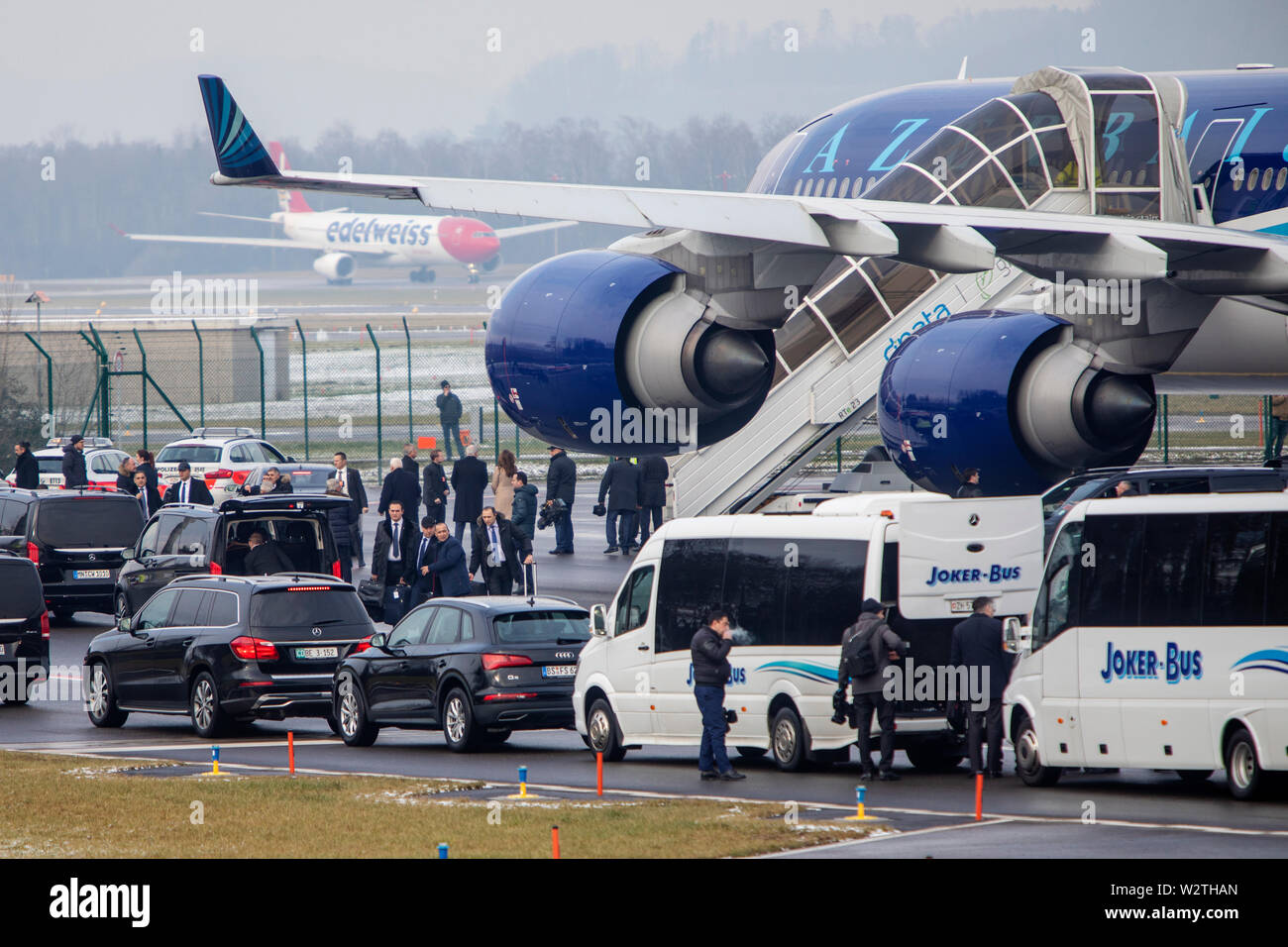 Präsident Ilham Alijew von Aserbaidschan kommt mit seinem Gefolge auf der Aserbaidschan Präsidentschaftswahlen Ebene, vier der Airbus A340 mit Anti-raketensystems ausgestattet und in der Luftbetankung. Das Flugzeug transportiert die Aserbaidschan Delegierte zum Flughafen Zürich, wo sie die Überschrift zum Weltwirtschaftsforum in Davos waren. Stockfoto