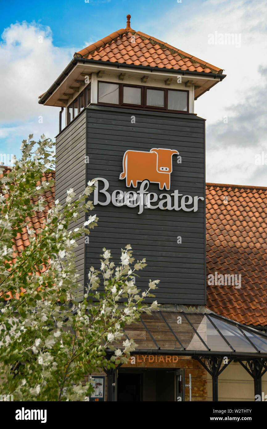 SWINDON, ENGLAND - Juli 2018: Zeichen auf der Außenseite eines Beefeater Kette von Pubs und Restaurants. Es ist ein Teil von Whitbread Group plc. Stockfoto