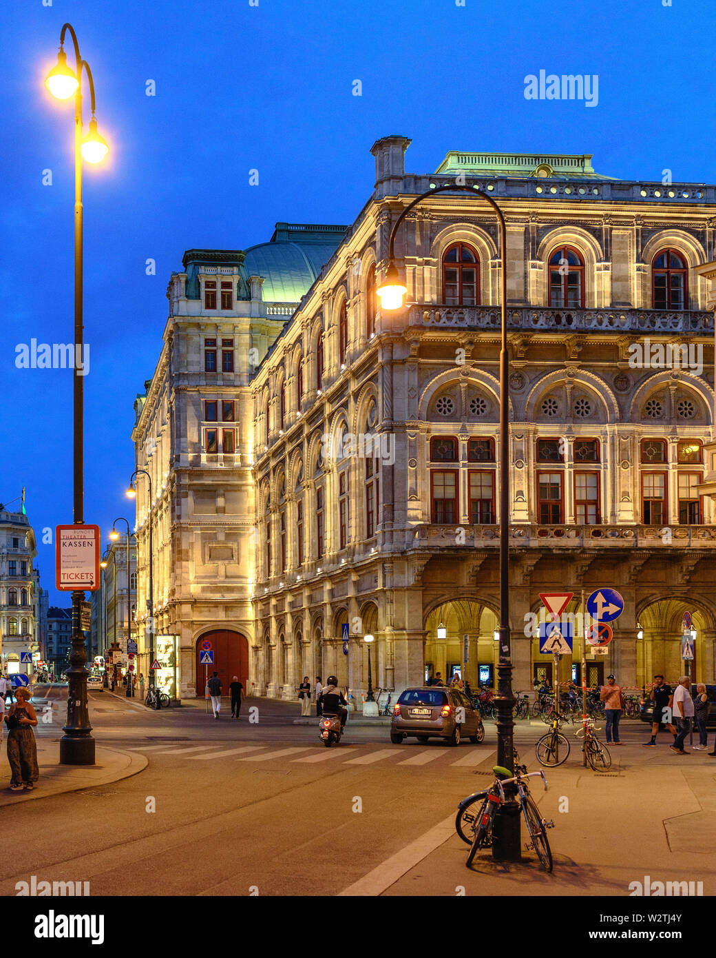 Die hintere Fassade der Wiener Oper an der blauen Stunde im Sommer Stockfoto