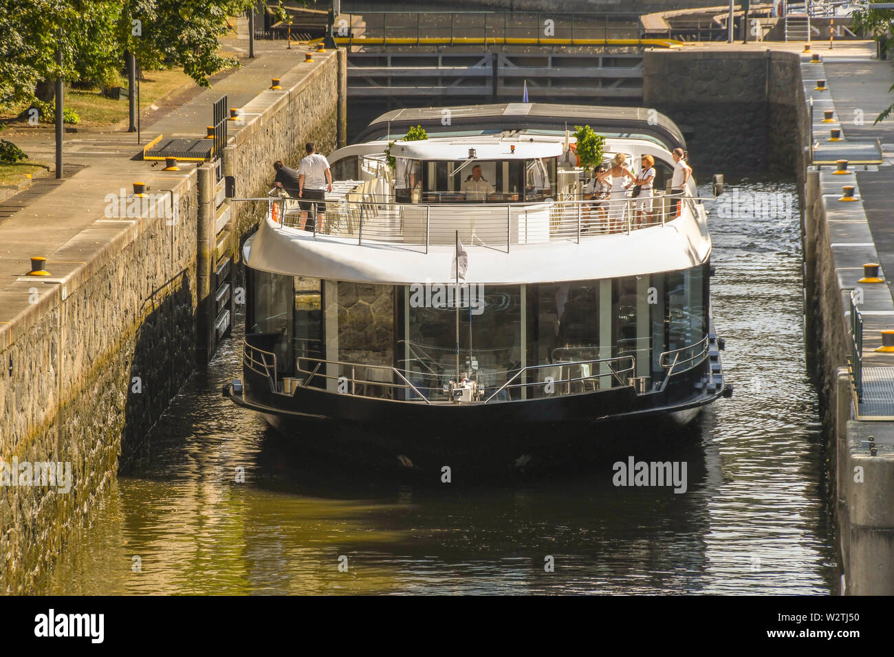 Prag, tschechische Republik - AUGUST 2018: River Cruise Boot durch ein Schloss an der Moldau, führt durch das Zentrum von Prag. Stockfoto