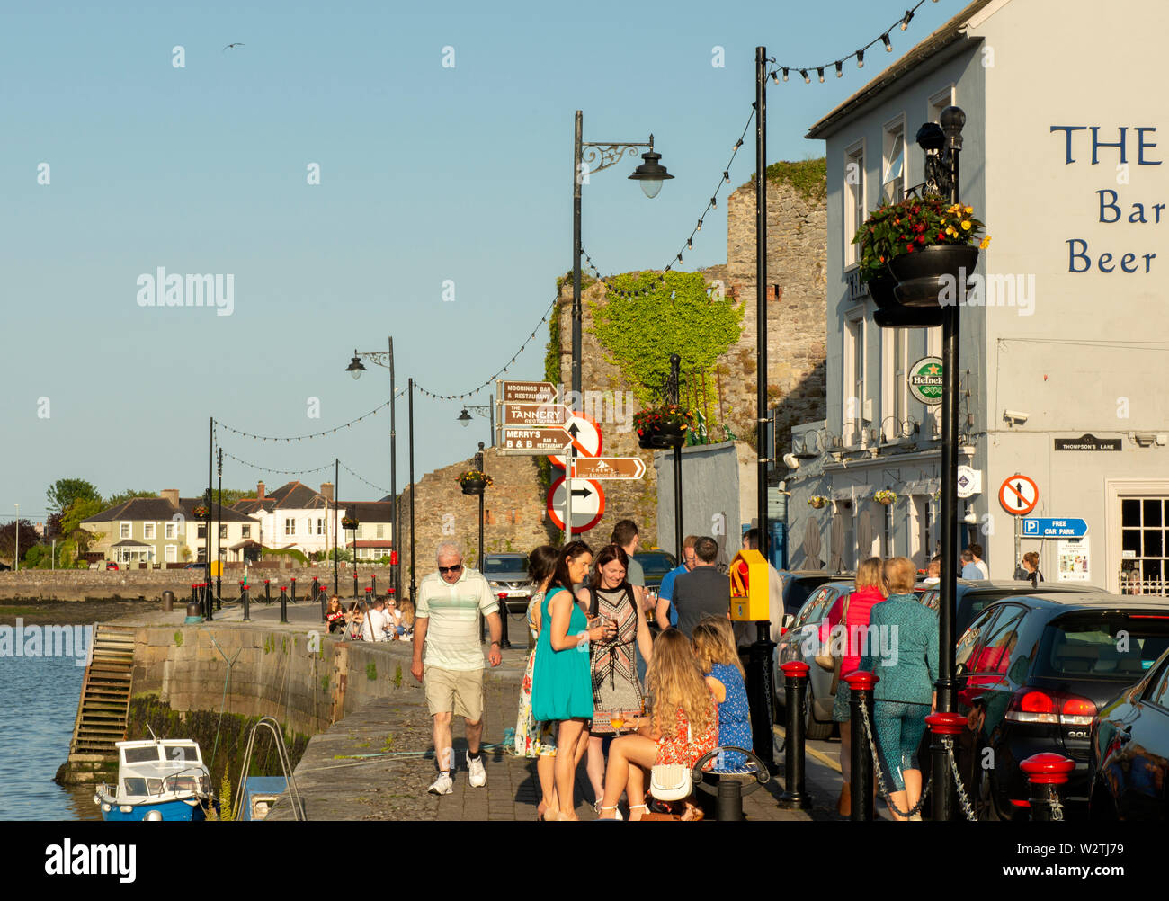 Leute, die sich am späten Nachmittag am Davitt's Quay in Dungarvan, County Waterford, Irland unterhalten Stockfoto