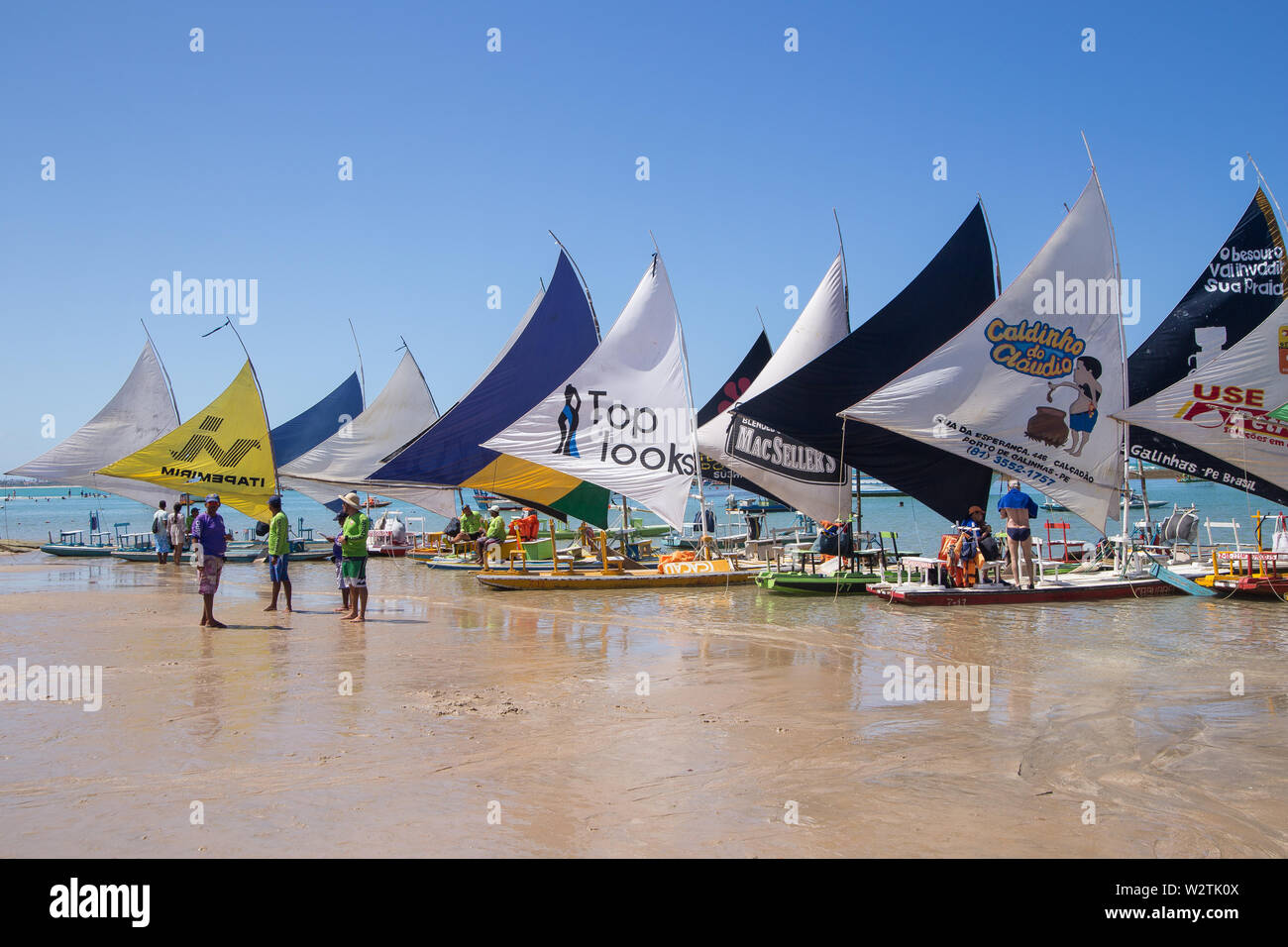 Porto de Galinhas, Brasilien - 22. August 2016: Jangada Boote zum Mieten in Porto de Galinhas Strand, Pernambuco, Brasilien Stockfoto