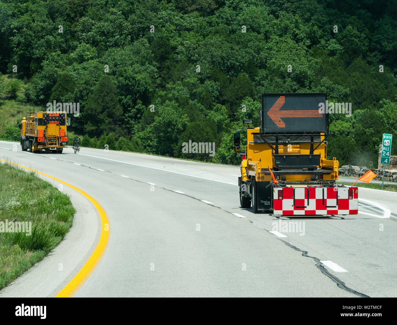 Autobahn die Lkw Malerei neue Linien auf einer Landstraße mit einer Warnung Lkw und Pfeil Stockfoto