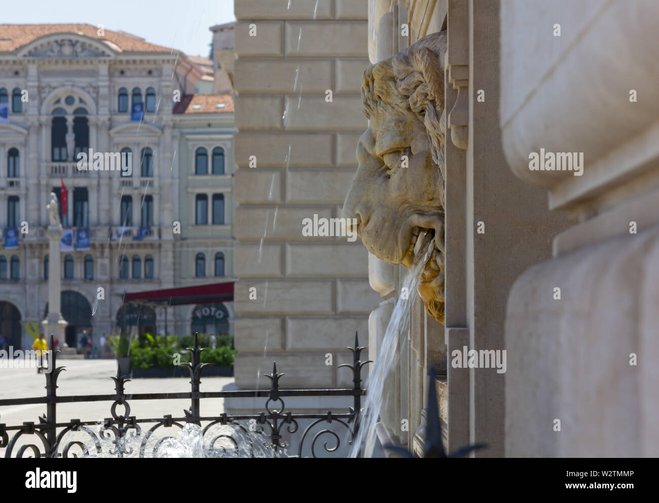 Lion's Head-förmige Brunnen auf der Piazza Unità in Triest, Italien Stockfoto