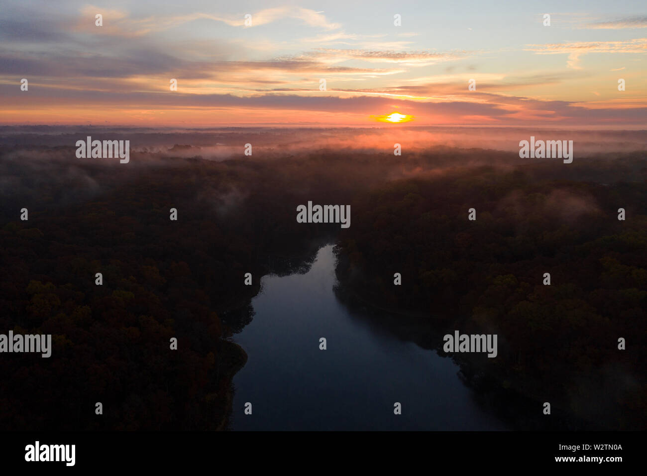 Antenne Sonnenuntergang über einem Fluss mit Nebel Stockfoto