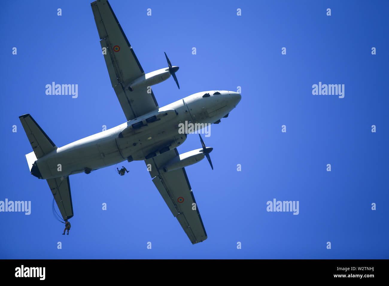 Boboc, Rumänien - 22. Mai 2019: Militärische Fallschirmjäger springen von einem Alenia C-27J Spartan militärisches Transportflugzeug. Stockfoto