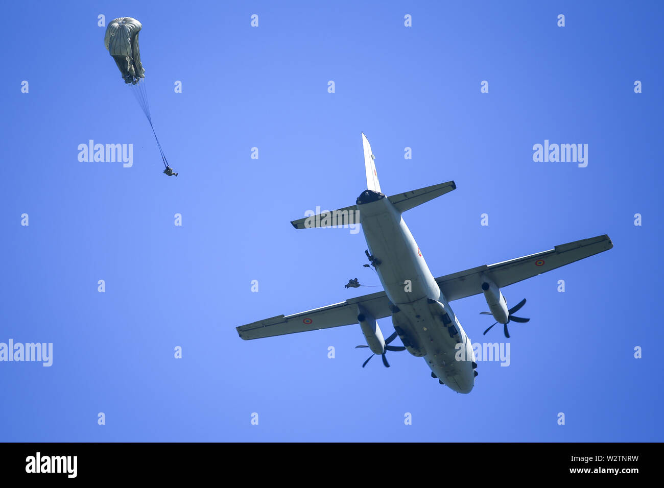 Boboc, Rumänien - 22. Mai 2019: Militärische Fallschirmjäger springen von einem Alenia C-27J Spartan militärisches Transportflugzeug. Stockfoto