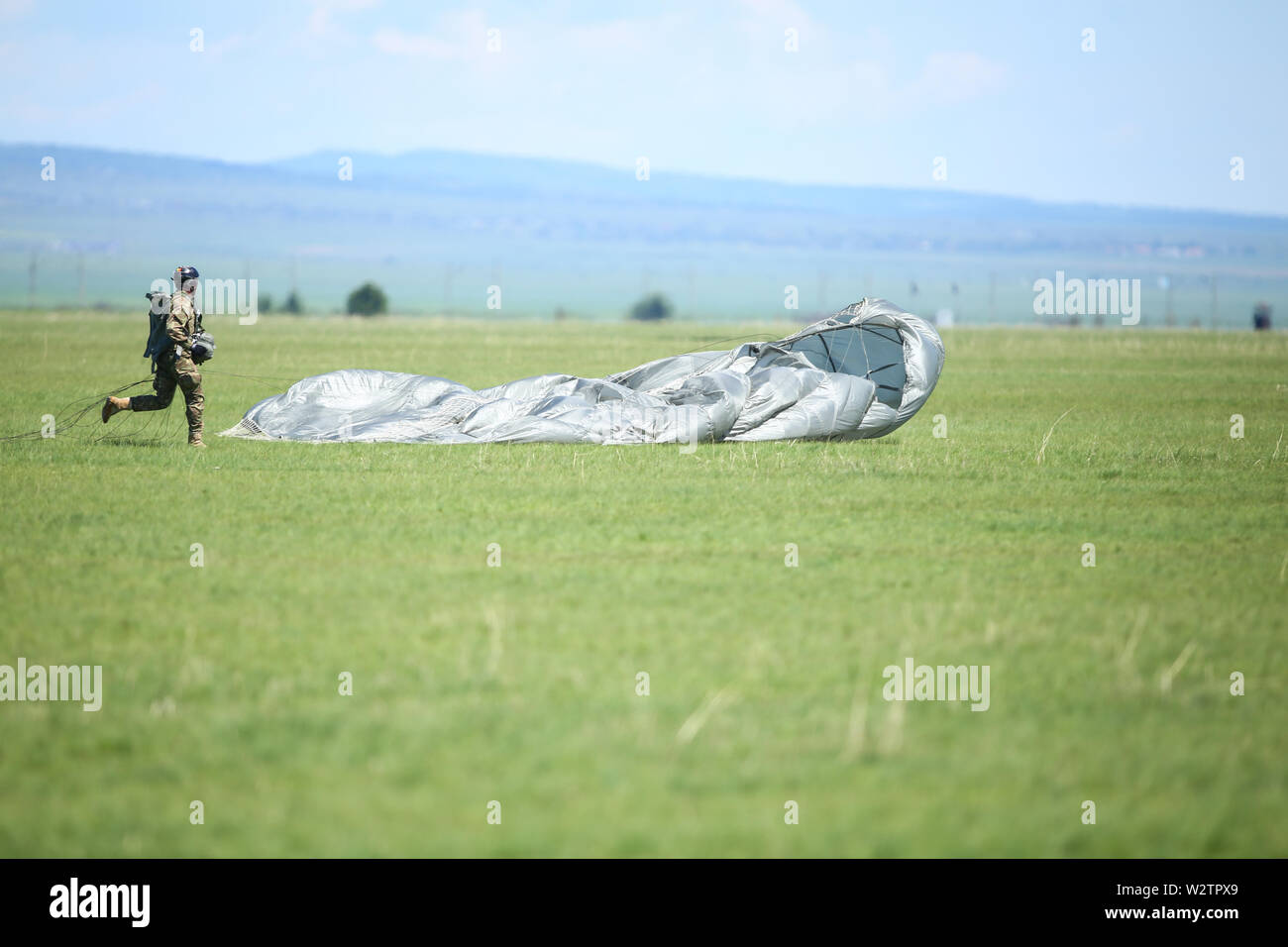 Boboc, Rumänien - 22. Mai 2019: Rumänische militärische Fallschirmjäger landen nach einem Sprung von einer Armee Flugzeug, während einer Räumungsübung. Stockfoto
