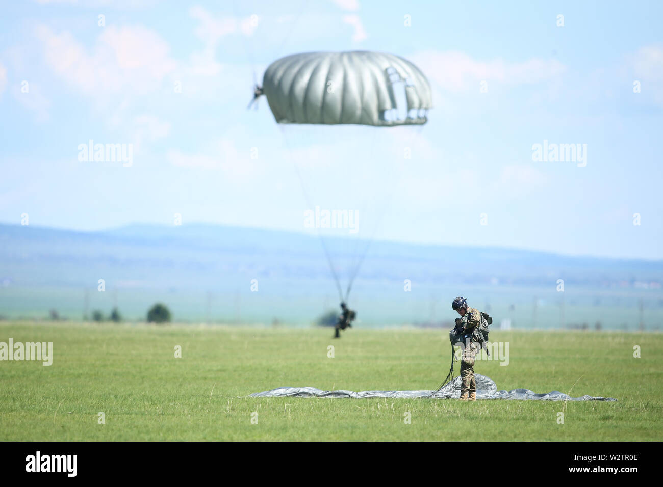 Boboc, Rumänien - 22. Mai 2019: Rumänische militärische Fallschirmjäger landen nach einem Sprung von einer Armee Flugzeug, während einer Räumungsübung. Stockfoto