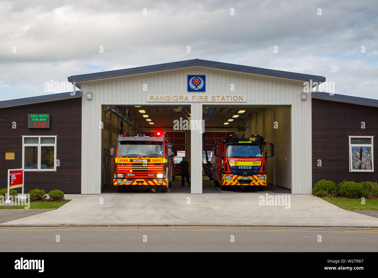 Rangiora, Canterbury, Neuseeland, 16. Juni 2019: Ein Feuer crew Antworten auf die dringenden Sirene und das Team verlassen Sie die Station, nachdem er ihr Feuer figh Stockfoto