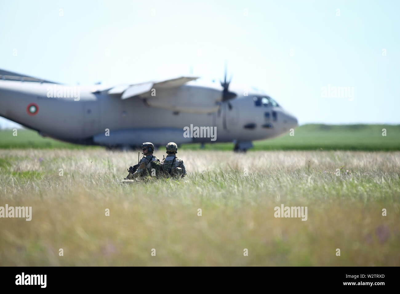 Boboc, Rumänien - 22. Mai 2019: Die rumänische Armee Soldaten patrouillieren auf einem Military Air Base, mit einem Alenia C-27J Spartan militärischen Frachtflugzeug aus Stockfoto