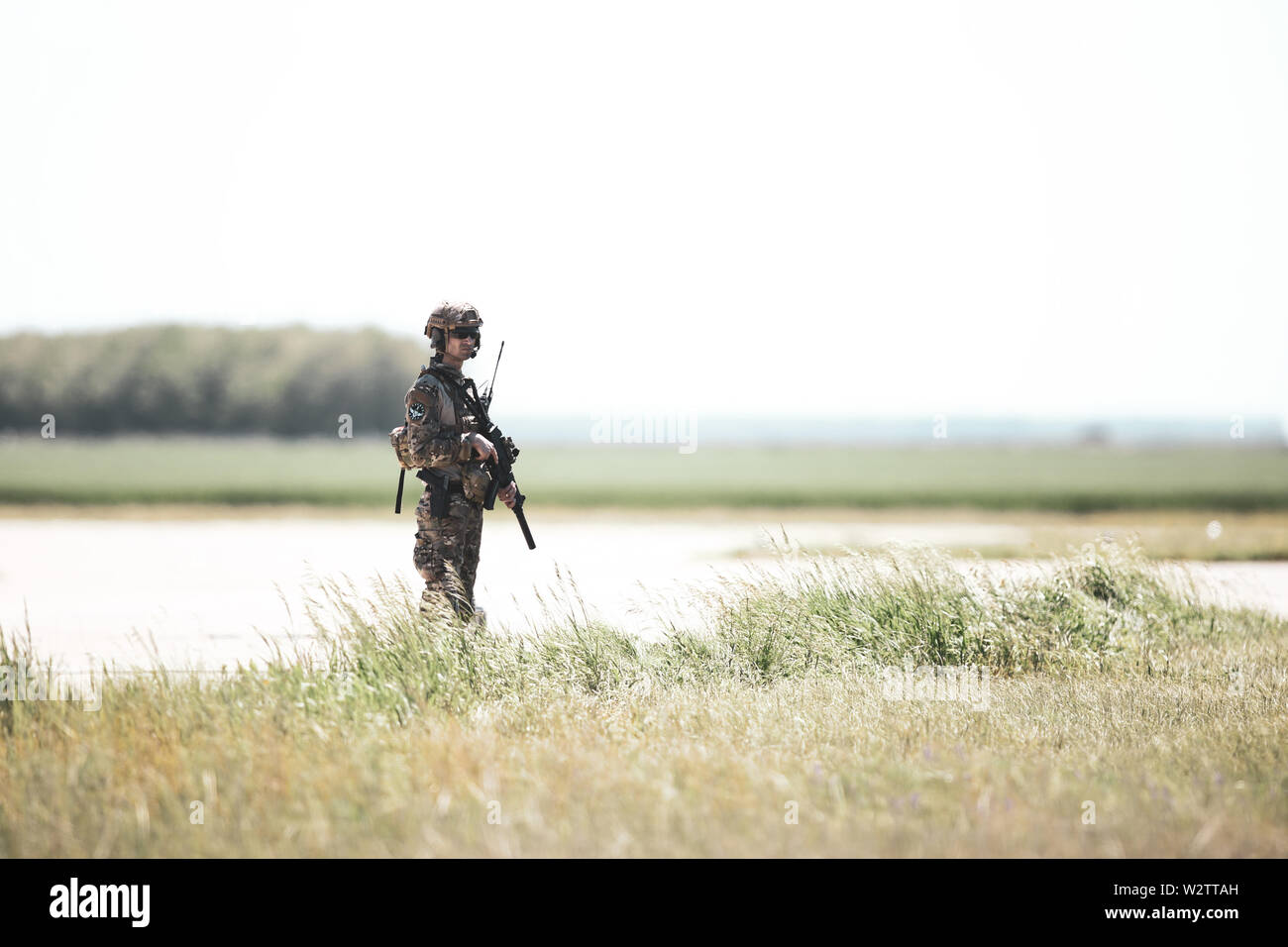 Boboc, Rumänien - 22. Mai 2019: Die rumänische Armee Soldaten in einem Feld bleiben, an einem sonnigen Sommertag während einer Räumungsübung. Stockfoto