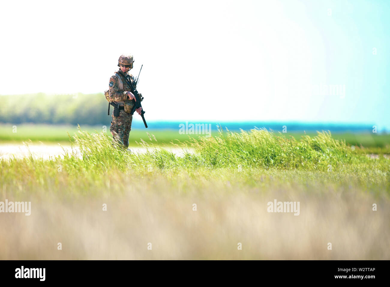 Boboc, Rumänien - 22. Mai 2019: Die rumänische Armee Soldaten in einem Feld bleiben, an einem sonnigen Sommertag während einer Räumungsübung. Stockfoto