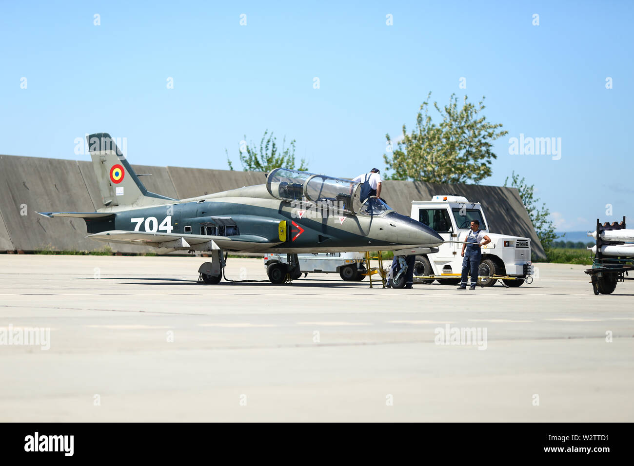 Boboc, Rumänien - Mai 22, 2019: Mechanik besuchen IAR 99 Soim (Hawk) Advanced Trainer und light attack Flugzeug, als jet Trainer der Rumänischen Luft verwendet Stockfoto