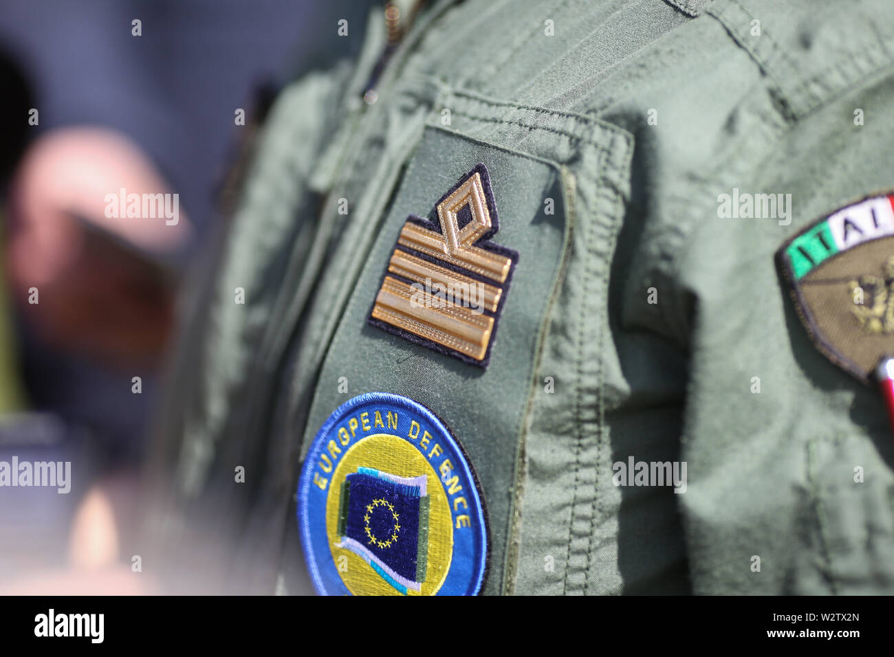 Boboc, Rumänien - Mai 22, 2019: Details mit einer Europäischen Verteidigungsagentur Abzeichen auf der italienischen Luftwaffe Officer uniform. Stockfoto