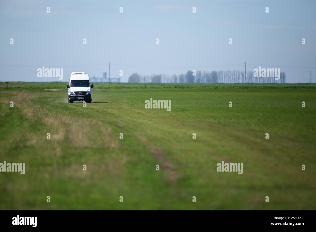 Boboc, Rumänien - 22. Mai 2019: Mercedes Weiß van Antrieb alleine auf einer Wiese an einem sonnigen Sommertag Stockfoto