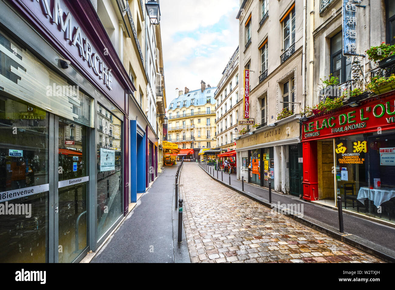 Quartier Latin im 5. Arrondissement von Paris Frankreich am frühen Morgen, wenn die Geschäfte und Cafés sind über für Geschäft zu öffnen. Stockfoto