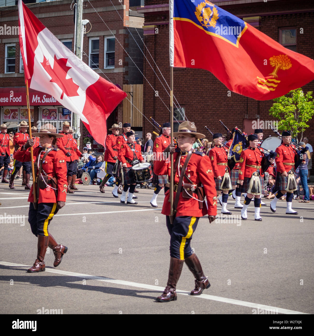 RCMP (Royal Canadian Mounted Police) Rohre und Trommeln teilgenommen Gold Cup Parade des PEI alte Home Woche und Sommer in Charlottetown zu feiern. Stockfoto