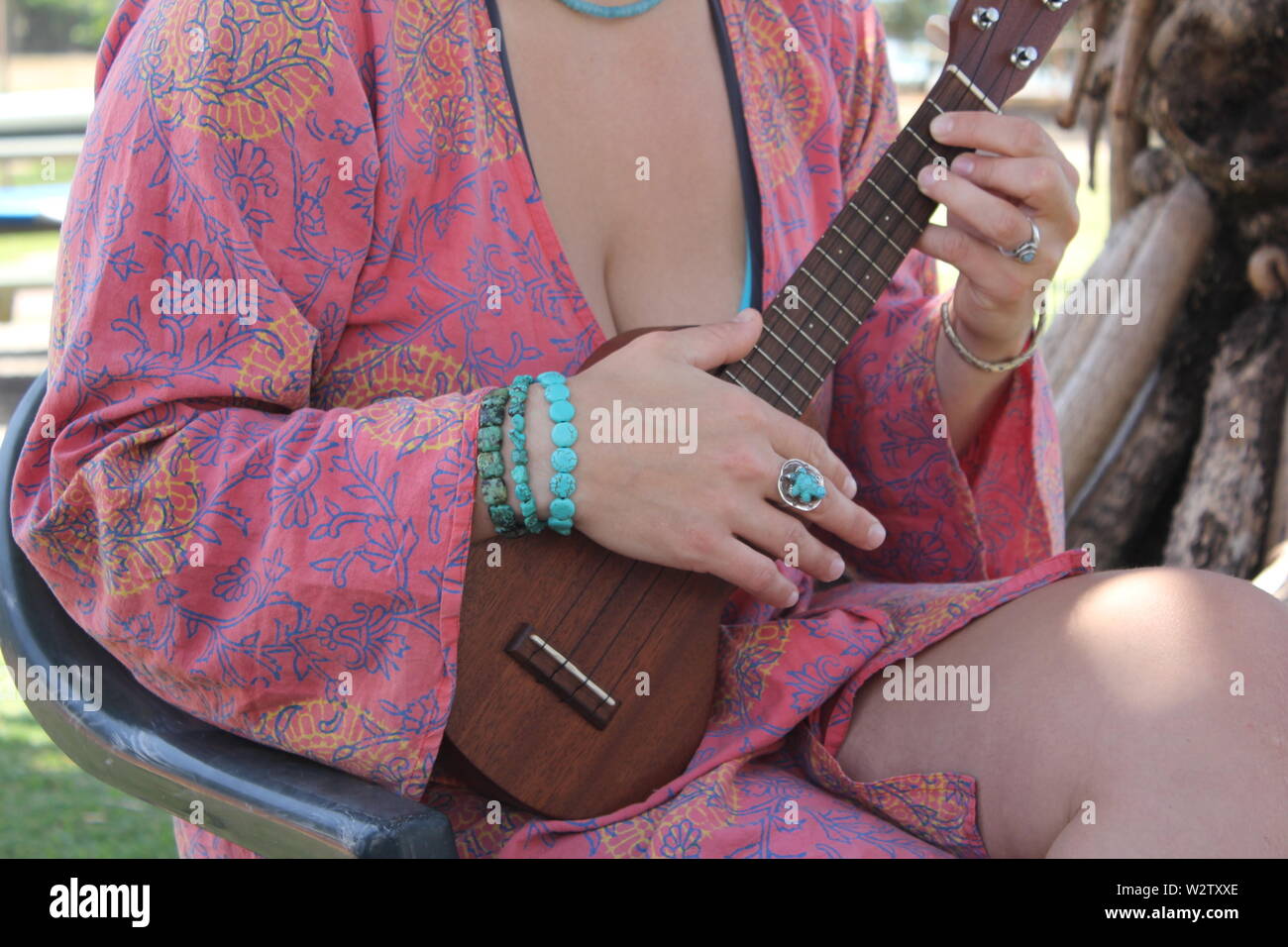 Frau spielt ukulele Stockfoto