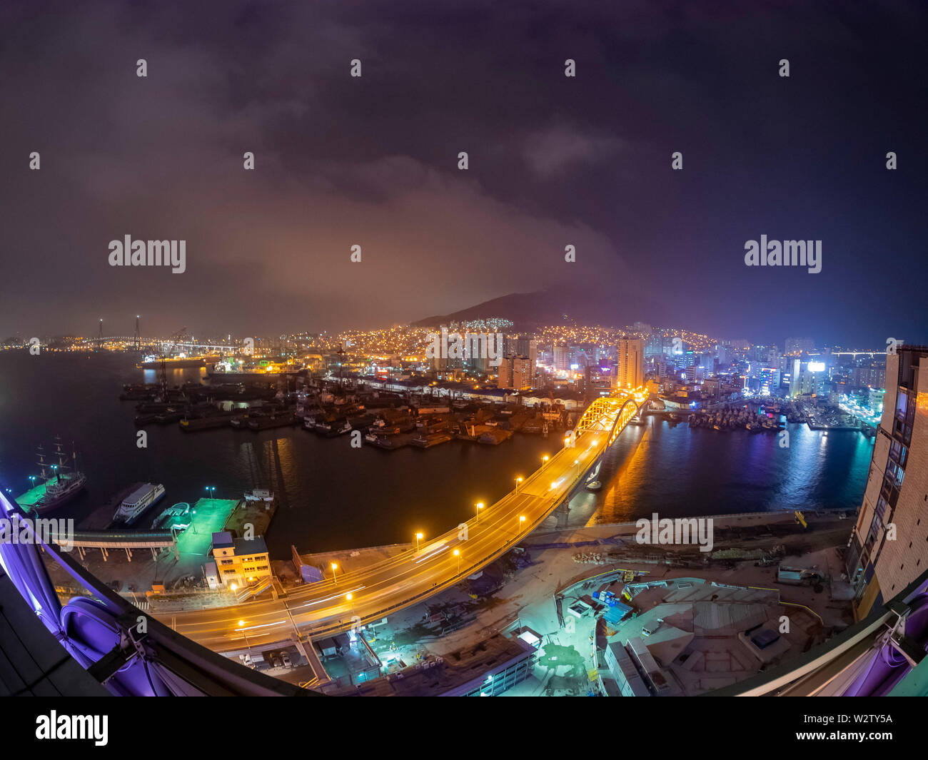 Nacht Luftbild der Busan Stadtbild von Busan Turm in Busan, Südkorea Stockfoto