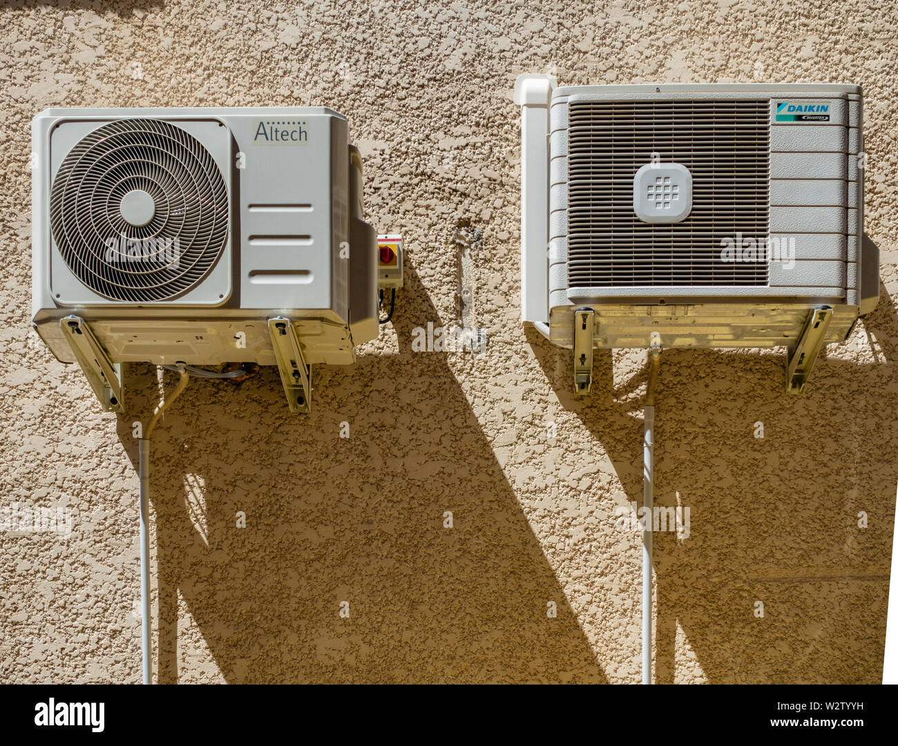 2 Klimaanlagen auf einer französischen Haus Wand Stockfoto