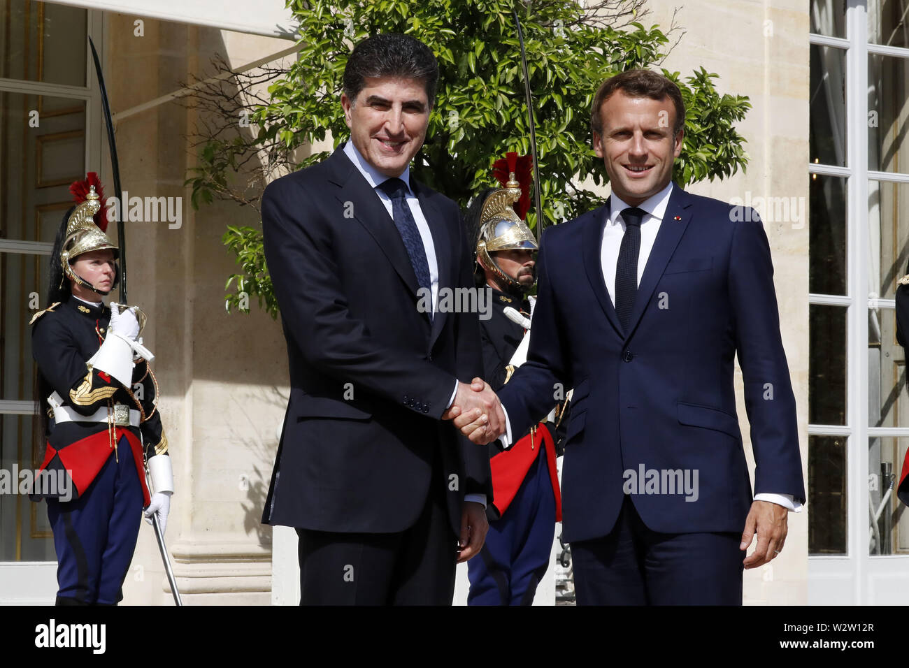Paris, Frankreich. 10. Juli 2019. Der französische Präsident Emmanuel Längestrich (R, vorne) schüttelt Hände mit Nechirvan Barzani (L, vorne), Präsident des Irak semi-autonome Region Kurdistan, im Elysee-palast in Paris, Frankreich, 10. Juli 2019. Credit: Jack Chan/Xinhua/Alamy leben Nachrichten Stockfoto