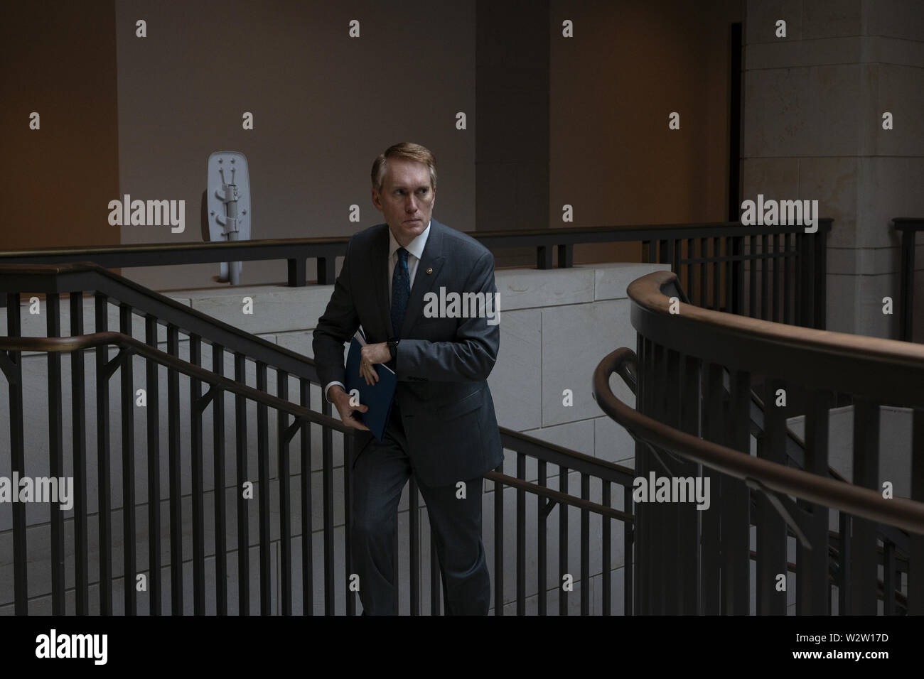 Washington, District of Columbia, USA. 10. Juli 2019. United States Senator James Lankford (Republikaner von Oklahoma) fährt eine geschlossene Tür Briefing auf amerikanischen Wahl Sicherheit auf dem Capitol Hill in Washington, DC, USA am 10. Juli 2019. Credit: Stefani Reynolds/CNP/ZUMA Draht/Alamy leben Nachrichten Stockfoto