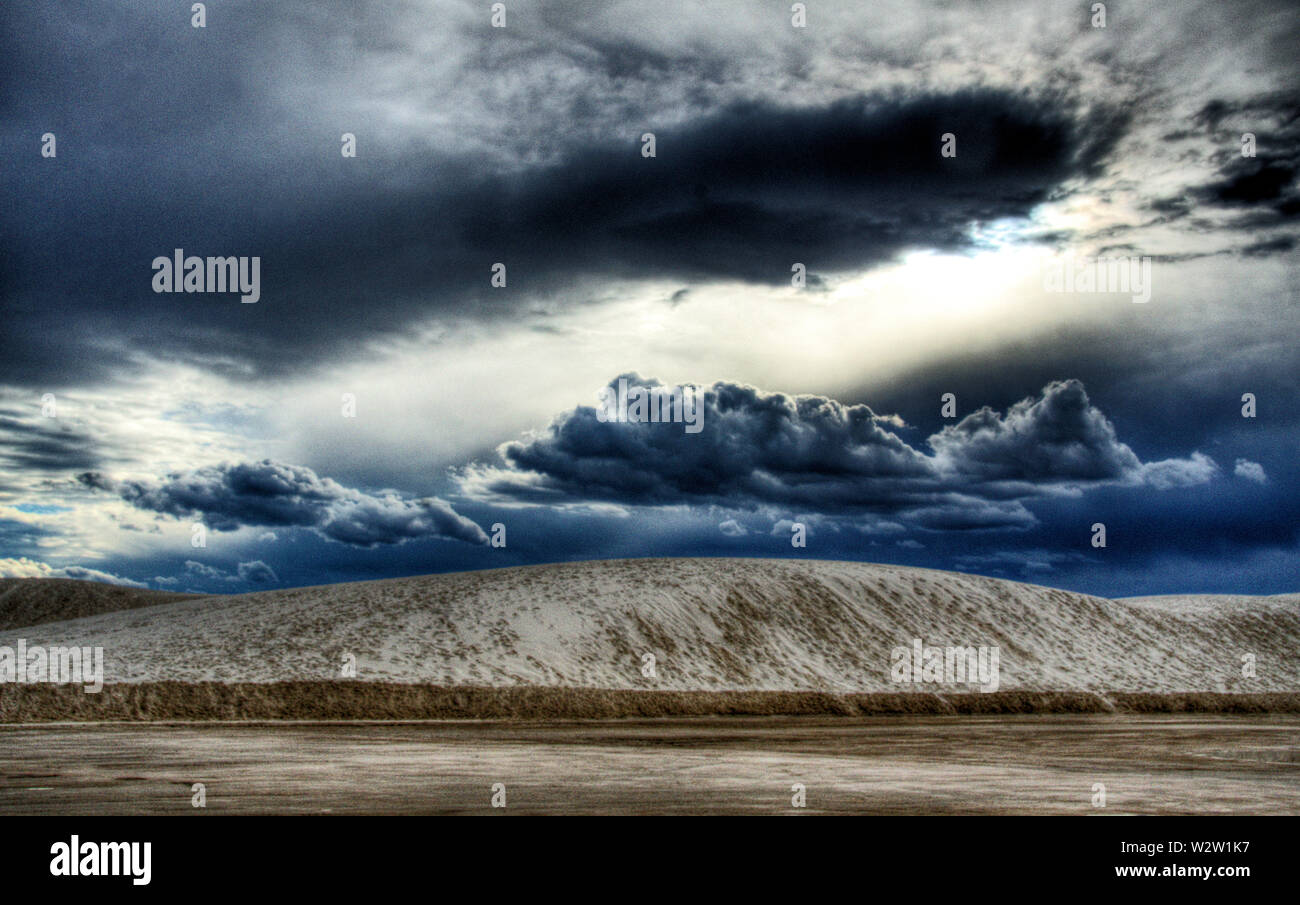 Wolken über White Sands Stockfoto