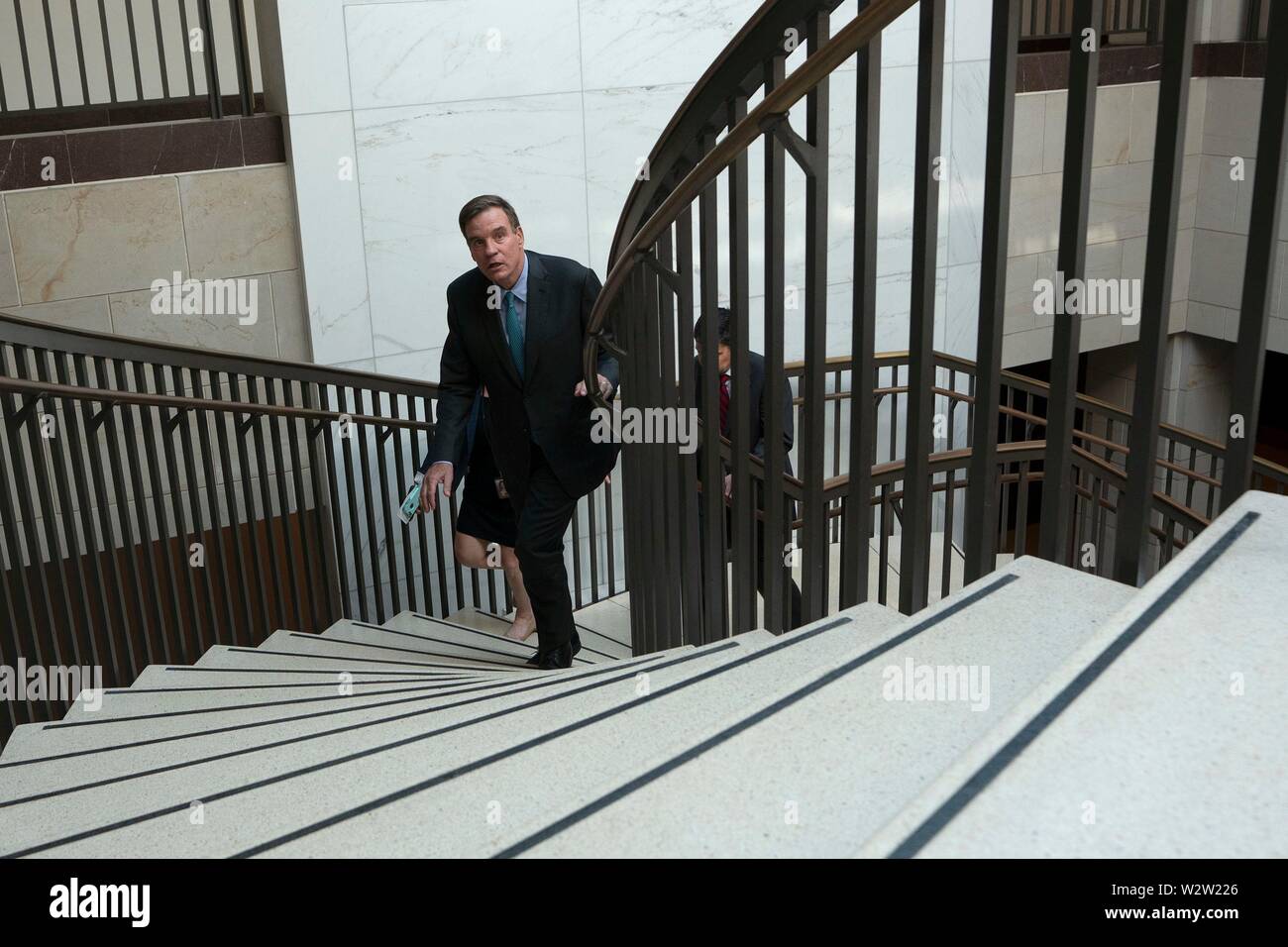 United States Senator Mark Warner (Demokrat von Virginia) fährt eine geschlossene Tür Briefing auf amerikanischen Wahl Sicherheit auf dem Capitol Hill in Washington, DC, USA am 10. Juli 2019. Credit: Stefani Reynolds/CNP | Verwendung weltweit Stockfoto