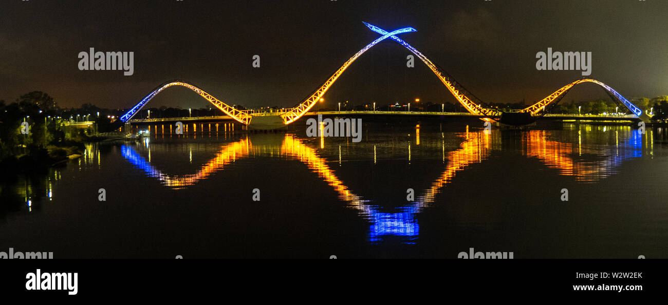 Die Matagarup Brücke über den Swan River bis in der Nacht in West Coast Eagles Farben Perth Western Australia beleuchtet. Stockfoto