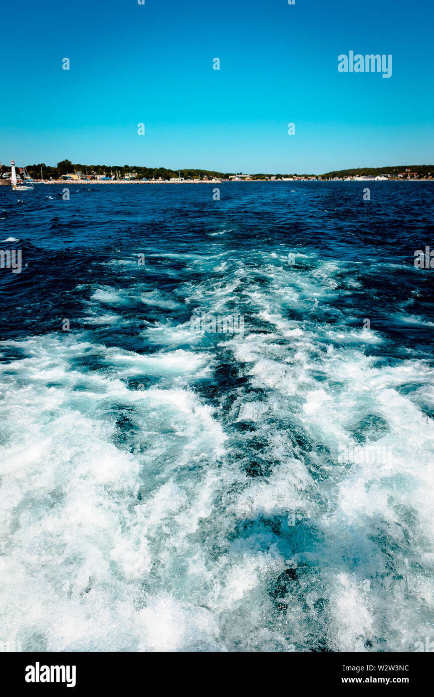 Wellen von einem Motorboot verlassen St. Ignace Michigan Stockfoto