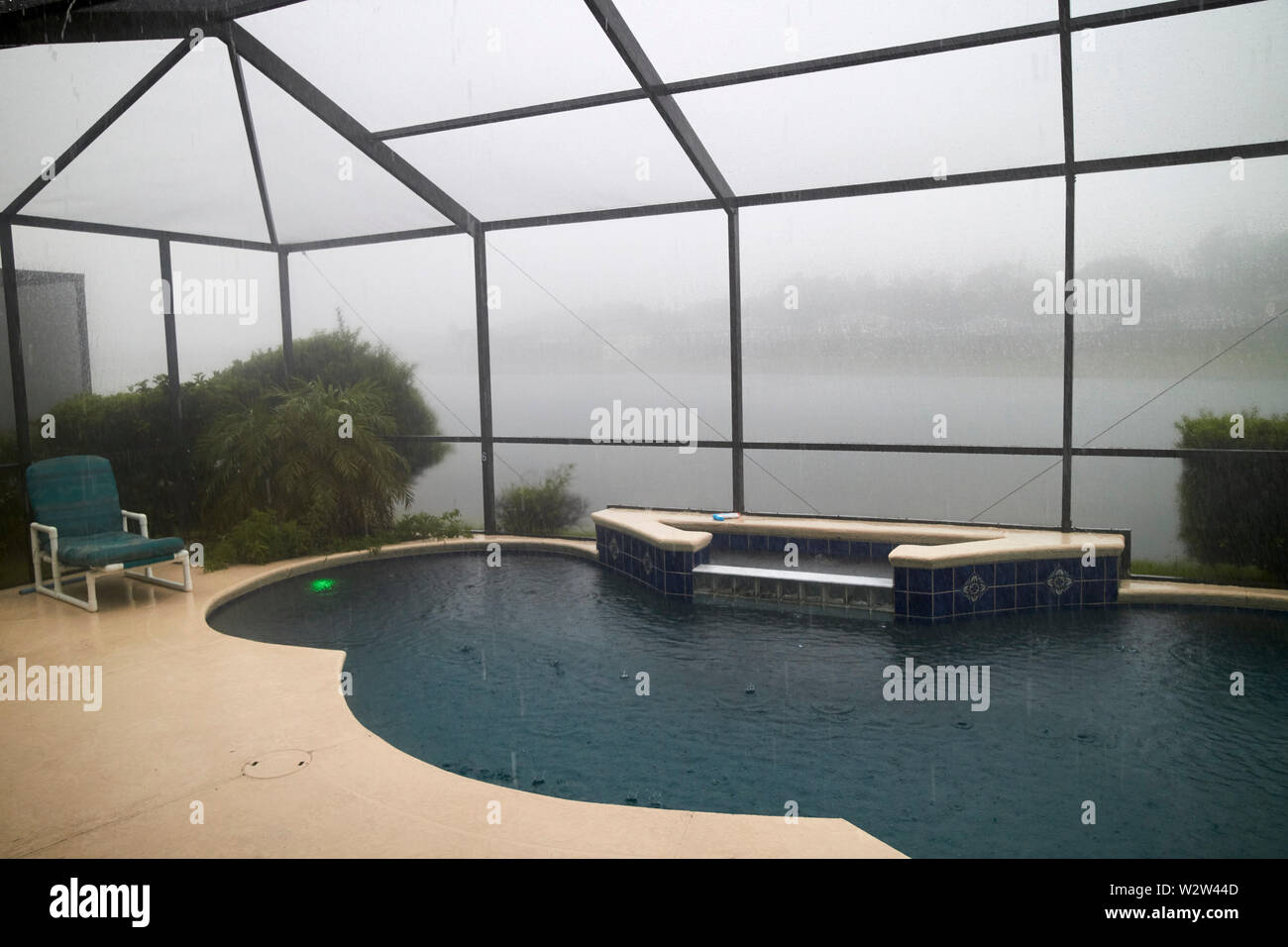 Pool und Gitter Käfig in der Mitte von einem regenguss Gewitter kissimmee Florida USA Vereinigte Staaten von Amerika Stockfoto
