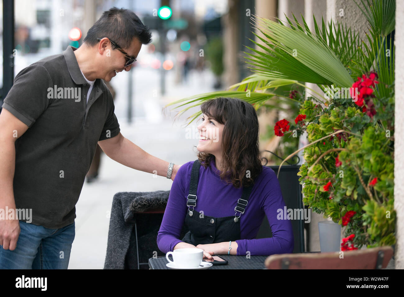 Frau eine Pause in einem Café oder lokalen Cafe in der Stadt und warten, um einen Freund zu treffen. Sie sitzen in einem Straßencafé Restaurant h Stockfoto