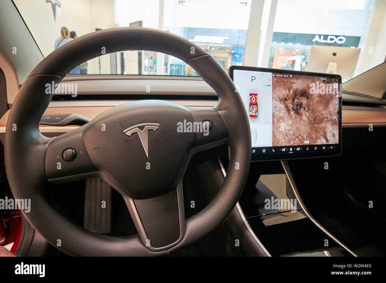 Tesla Modell 3 Lenkrad und Anzeige in einem Tesla Galerie Showroom in Florida USA Vereinigte Staaten von Amerika Stockfoto