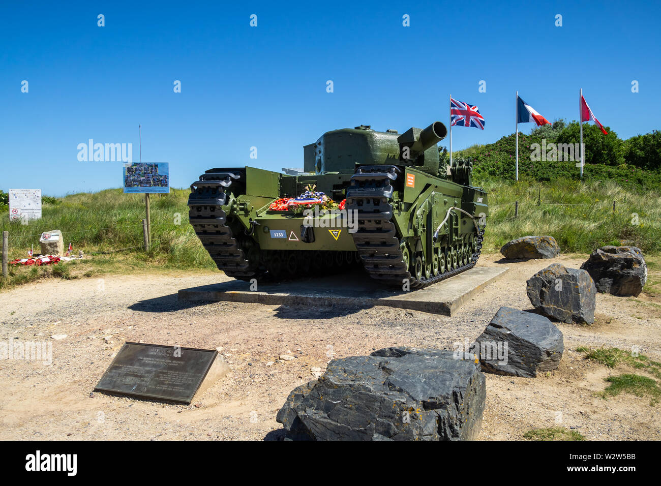 Charlie 1 Churchill AVRE MK IV Tank am Juno Beach, der zweite Weltkrieg D-Day Memorial, Graye-sur-Mer, Normandie, Frankreich. Stockfoto