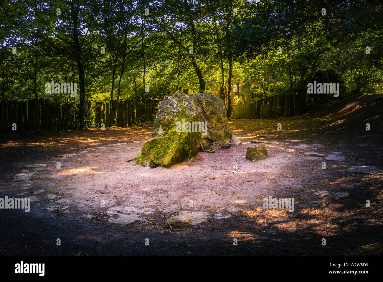 Merlins Grab oder Grab oder Grabstätte, Wald von Brocéliande Wahrzeichen, Paimpont, Bretagne, Frankreich. Stockfoto
