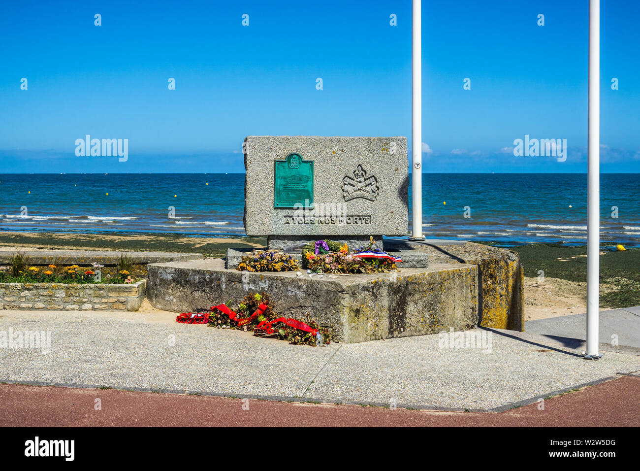 Weltkrieg zwei D-Day Memorial denkmal Regiment de La Chaudière, Kanadische Streitkräfte gewidmet, an Juno Beach, Bernières-sur-Mer, Normandie, Frankreich. Stockfoto