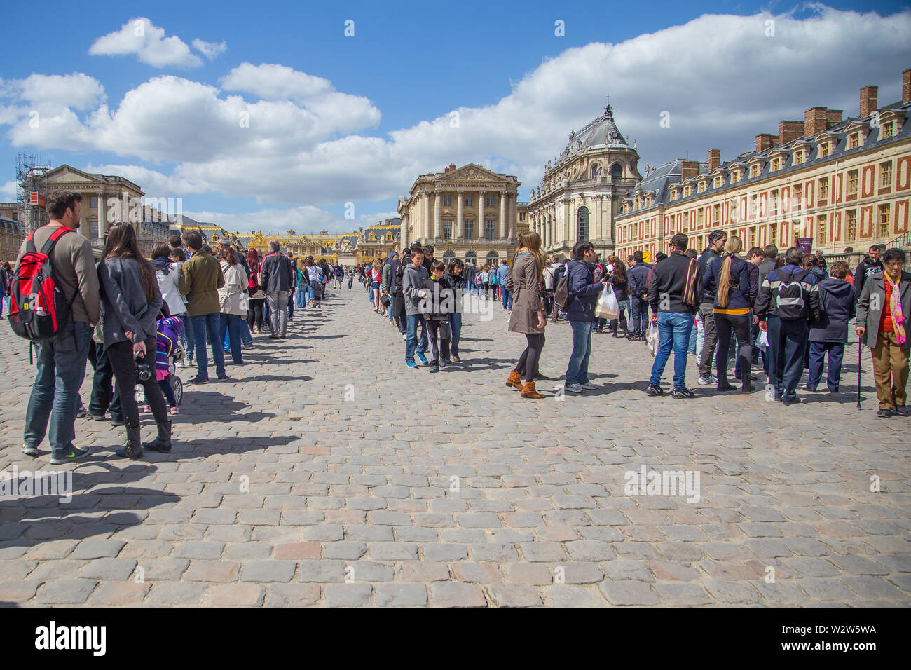 Versailles, Frankreich. April 18, 2014. Touristen, die eine lange Linie Schloss Versailles zu besuchen Stockfoto