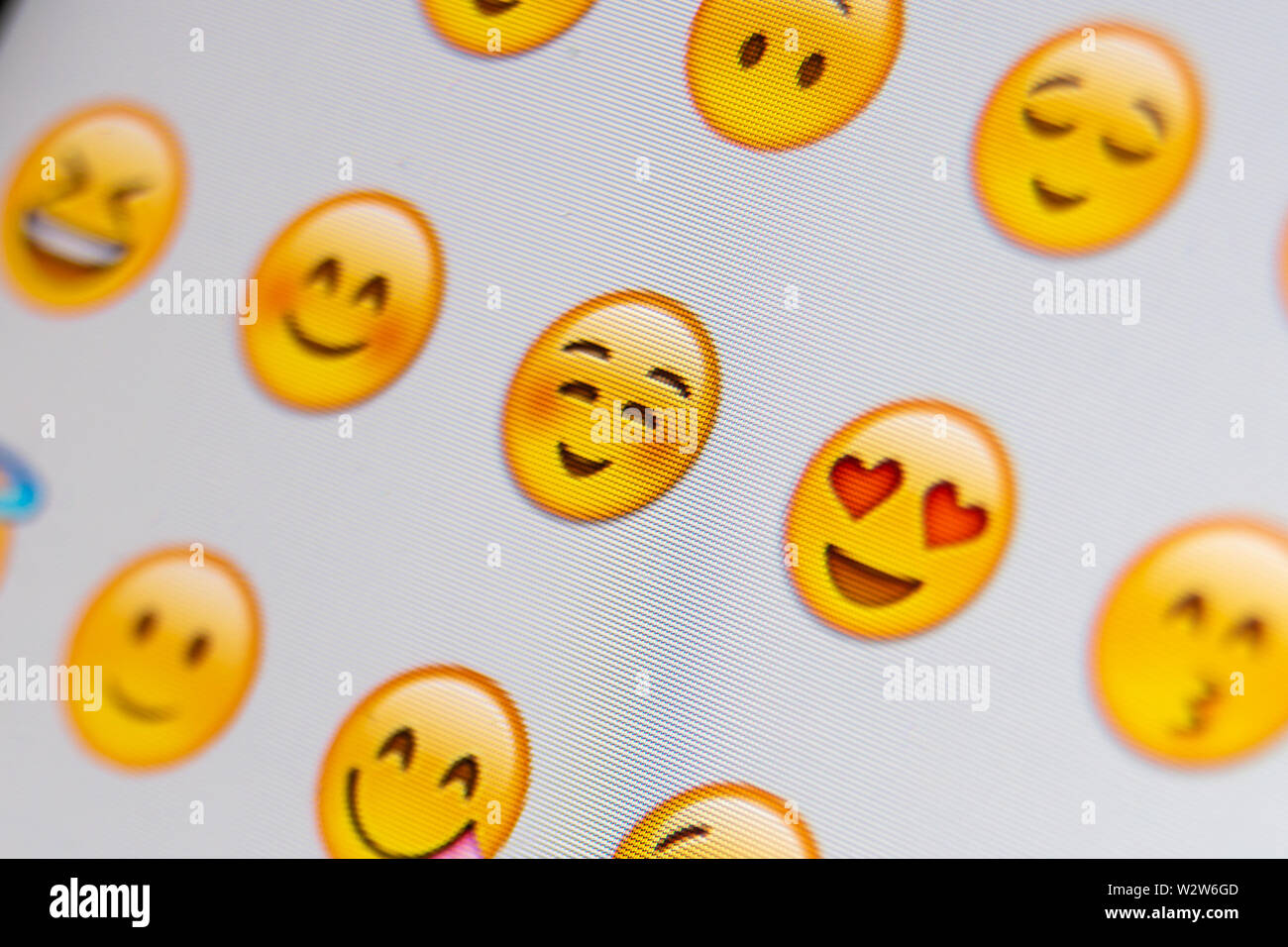 In der Nähe von einigen Emoji-zeichen auf einem Telefon Stockfoto