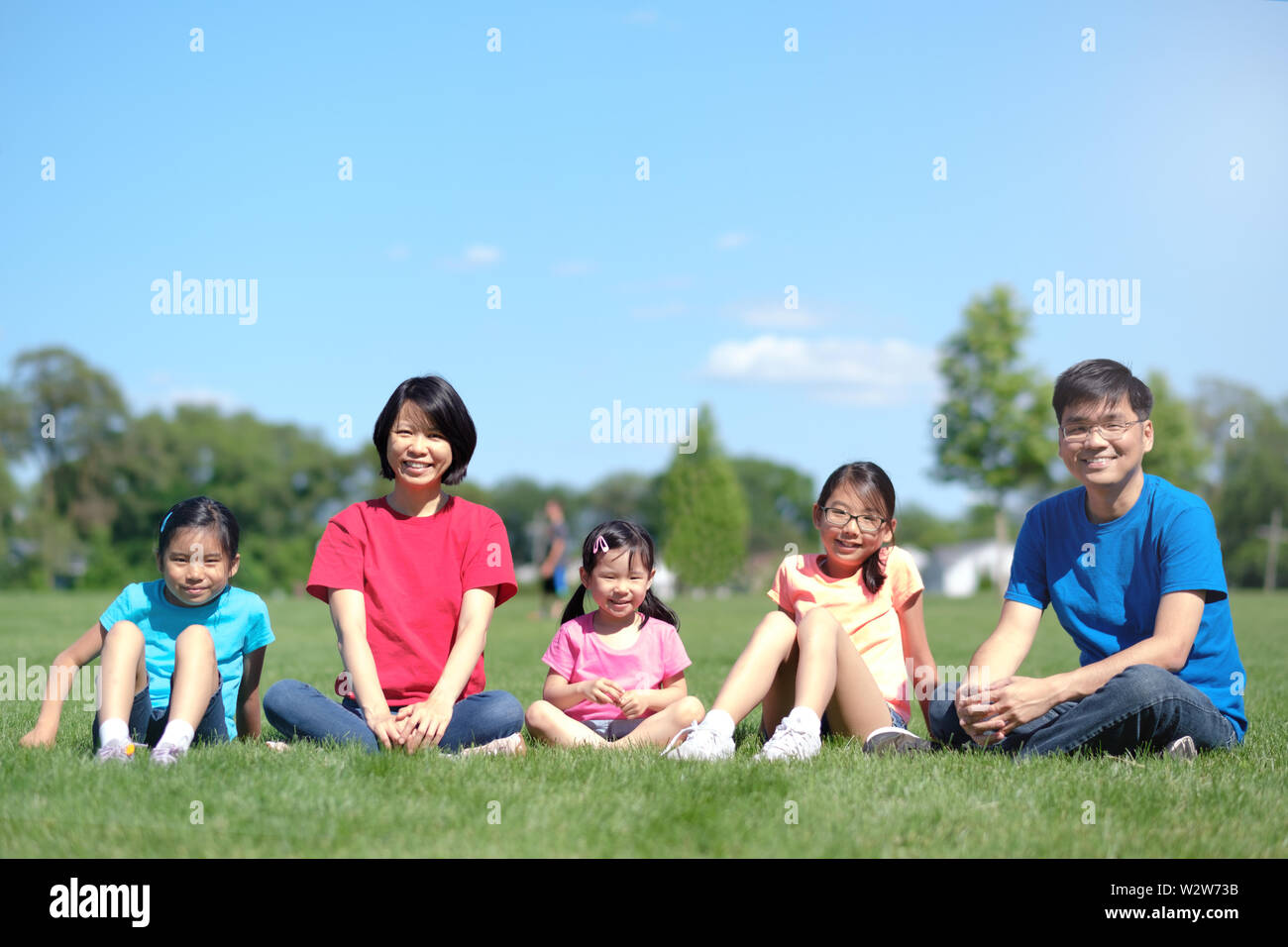 Glückliche Familie mit Kindern im Sommer im Freien Stockfoto