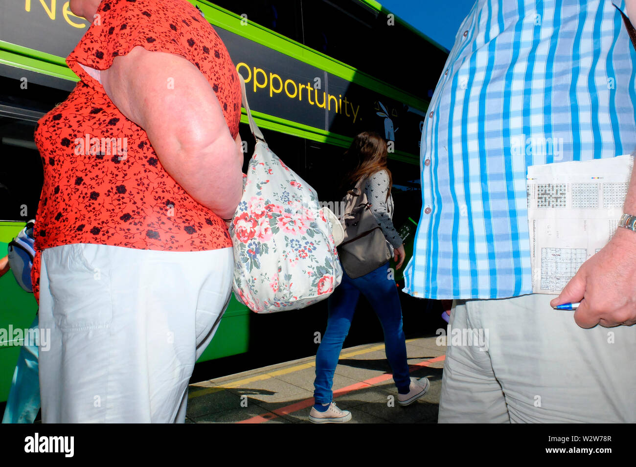 Cutaway Bilder von Menschen, die in einem Bus station Tragetaschen von verschiedenen Arten auf Ihren Schultern und in Ihre Hände Stockfoto