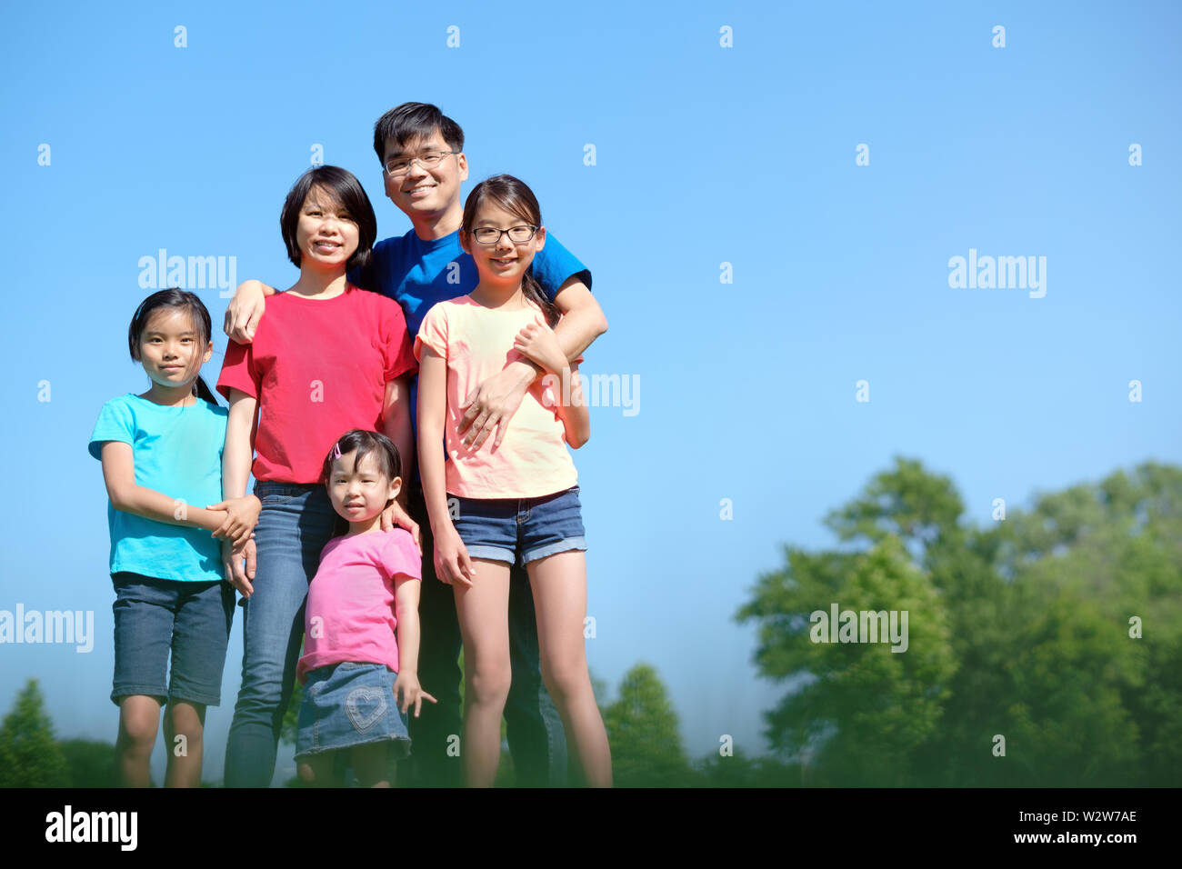Glückliche Familie mit Kindern im Sommer im Freien Stockfoto