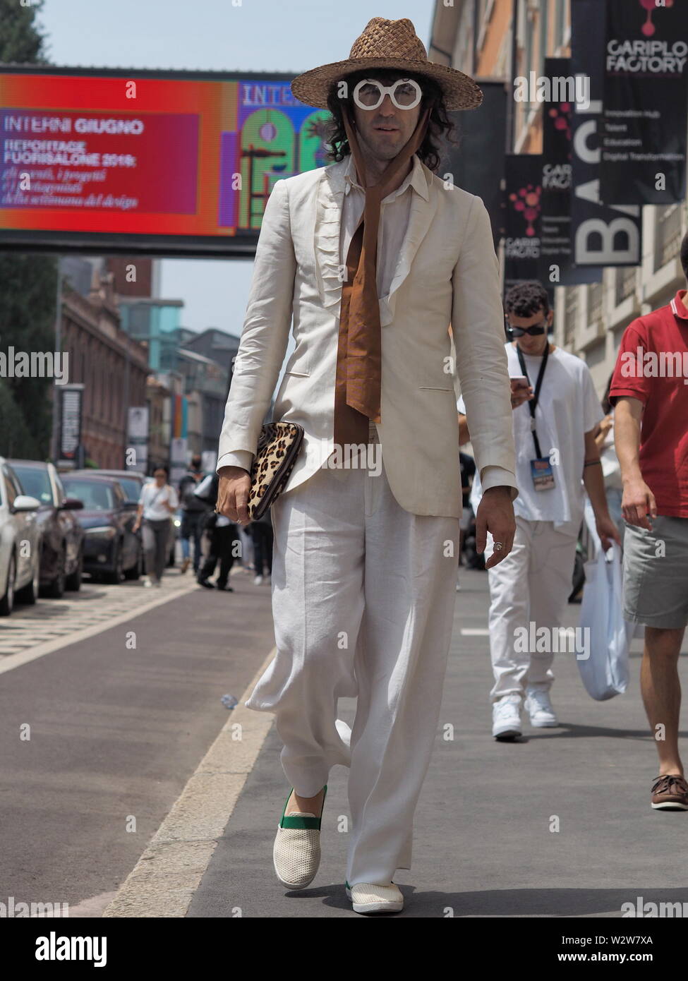 MILANO, Italien: 15. Juni 2019: Fashion Blogger street style Outfit nach Magliano fashion show während der Mailand Fashion Week Mann 2019/2020 Stockfoto
