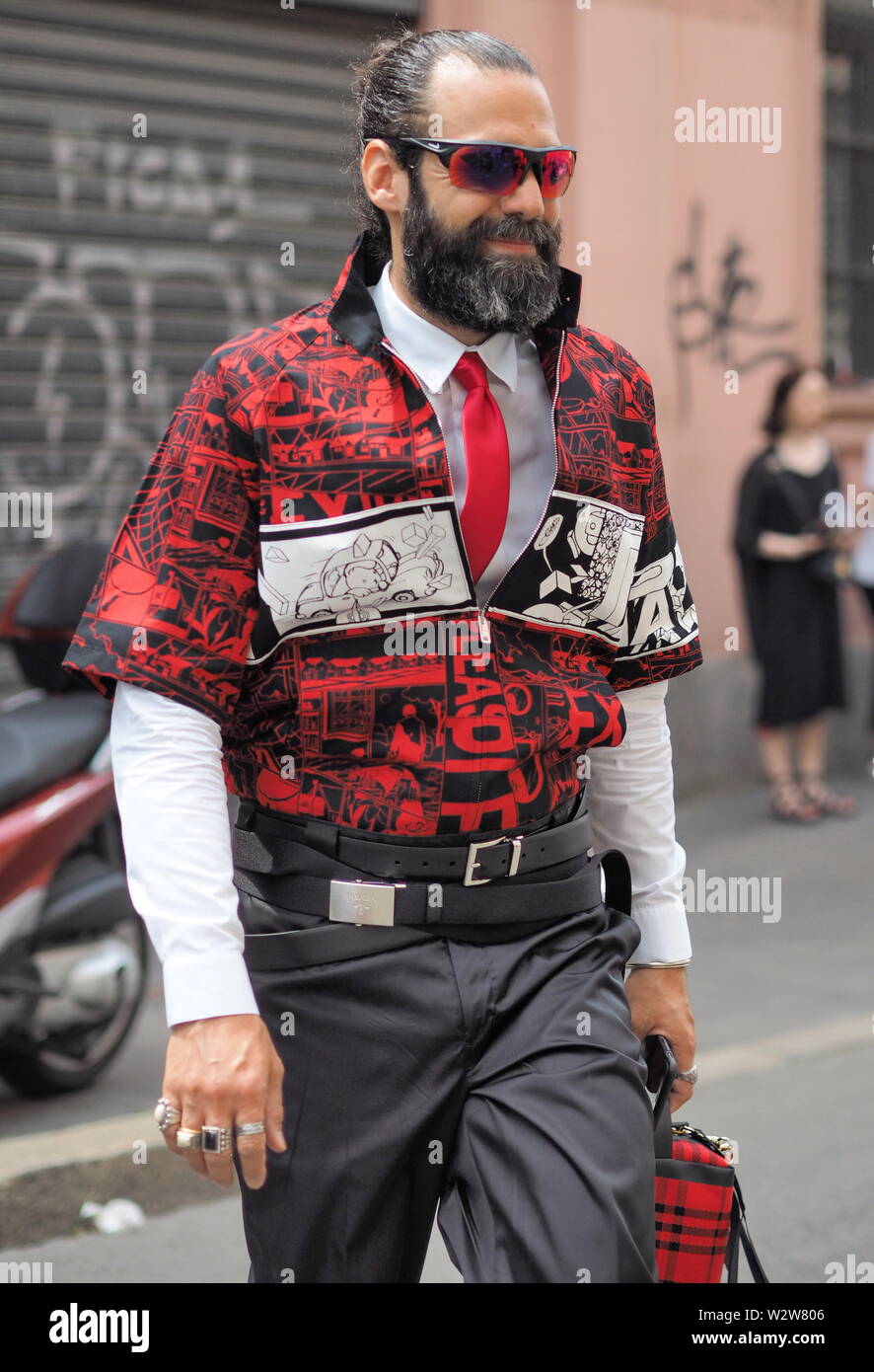 MILANO, Italien: 15. Juni 2019: Fashion Blogger street style Outfit nach Magliano fashion show während der Mailand Fashion Week Mann 2019/2020 Stockfoto