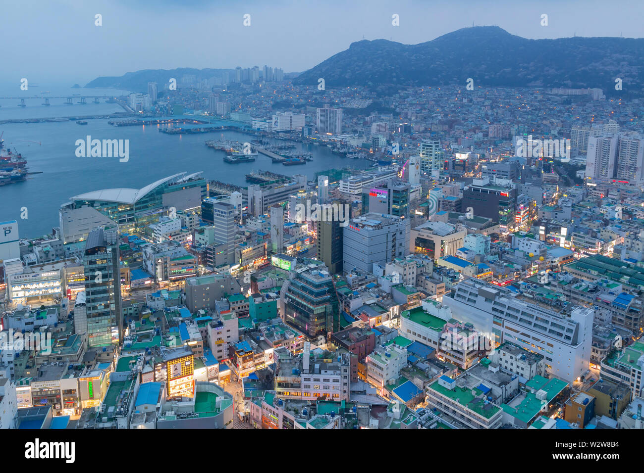Busan, APR 2: Nacht Luftbild der Busan Stadtbild von Busan Turm auf der Apr 2, 2014 in Busan, Südkorea Stockfoto