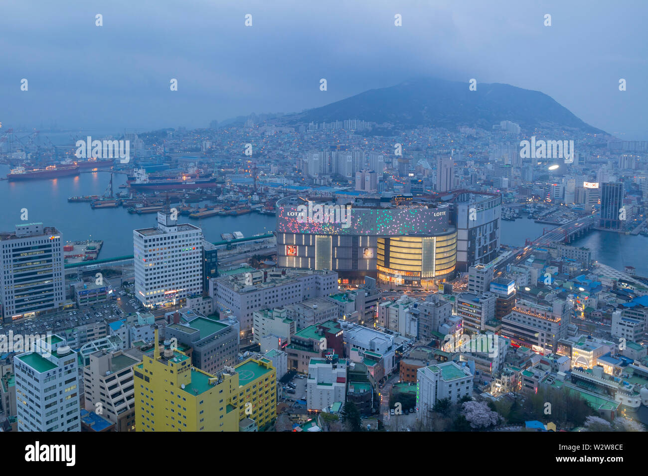 Busan, APR 2: Nacht Luftbild der Busan Stadtbild von Busan Turm auf der Apr 2, 2014 in Busan, Südkorea Stockfoto