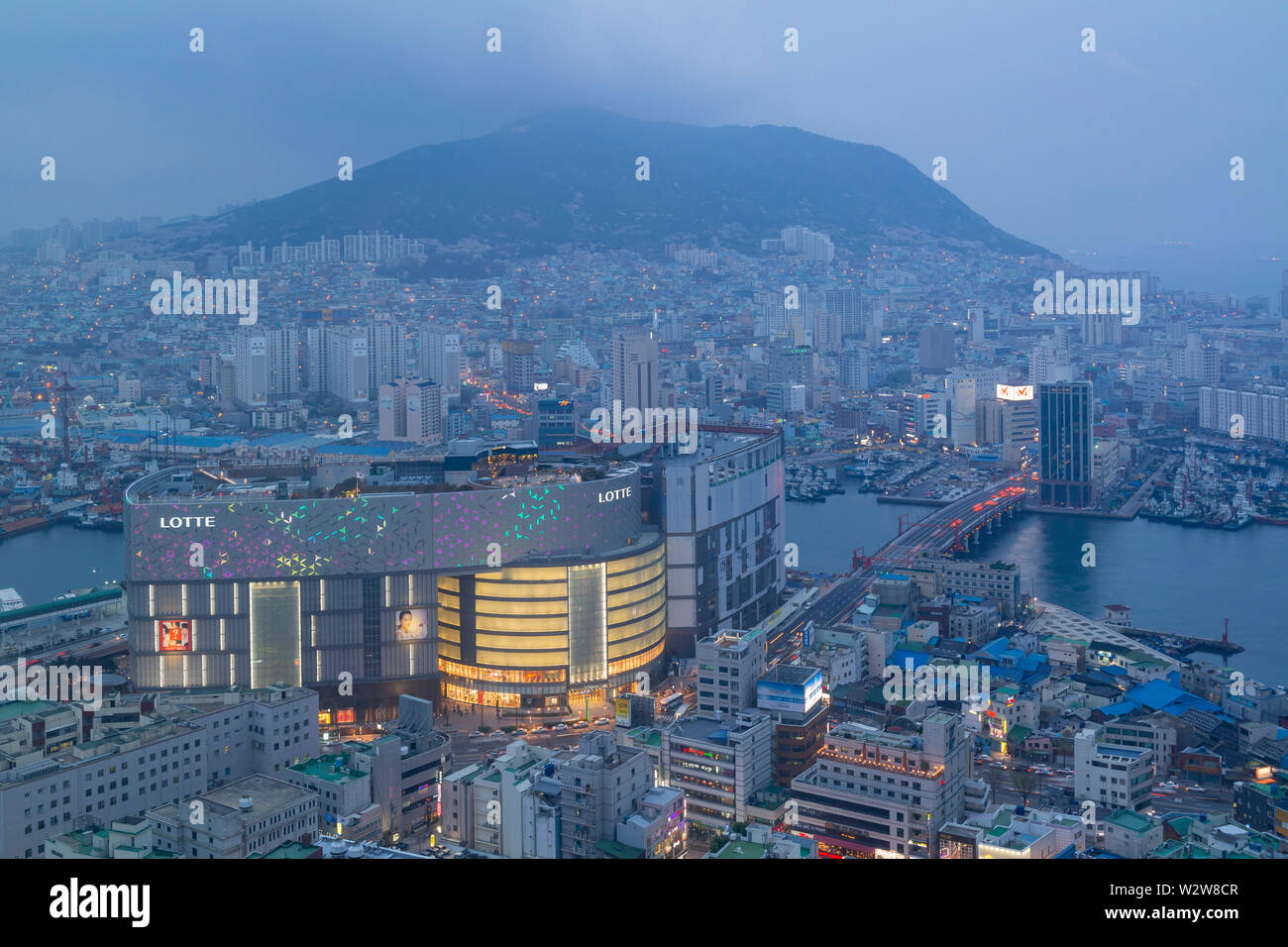 Busan, APR 2: Nacht Luftbild der Busan Stadtbild von Busan Turm auf der Apr 2, 2014 in Busan, Südkorea Stockfoto